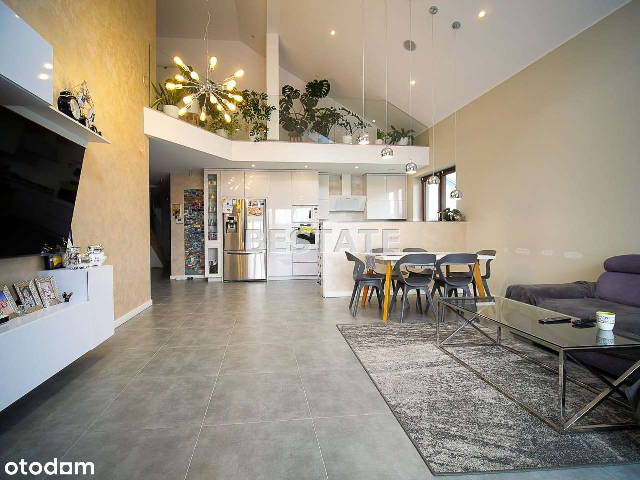 Komfortowy dom z basenem i budynkiem gospodarczym-10