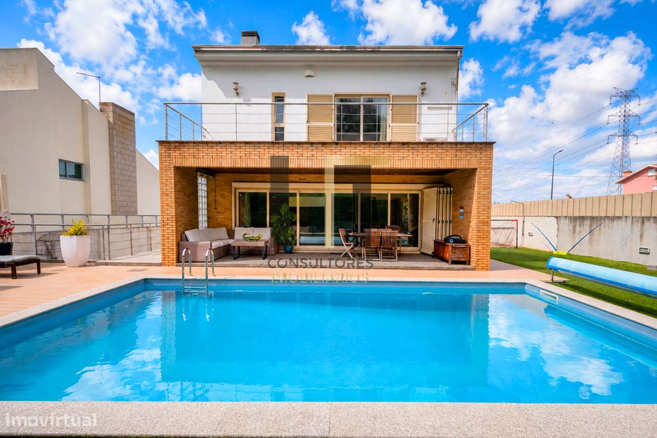 Moradia T3 | 4 Frentes | Piscina, Suite c/ Closet, Garagem 3 Carros |-40