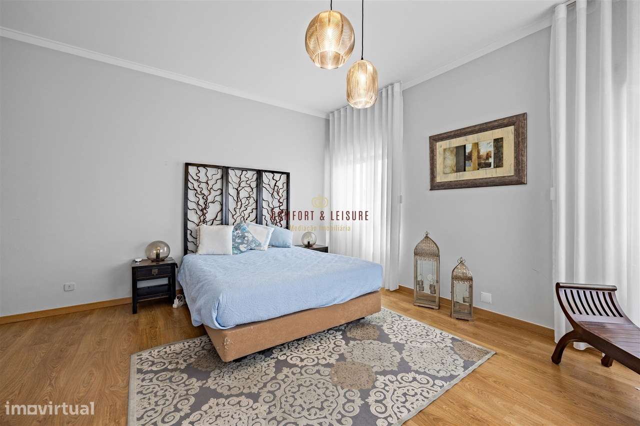Apartamento com 4 quartos, 2 wc, parqueamento e arrecadação na Ramada,-13