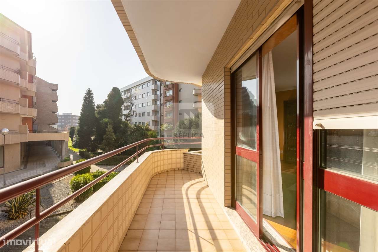 Apartamento T2 com varanda e Garagem em Matosinhos-11