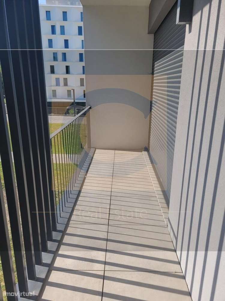 APARTAMENTO AO HOSPITAL DE S. JOÃO - Lugar de garagem e varanda