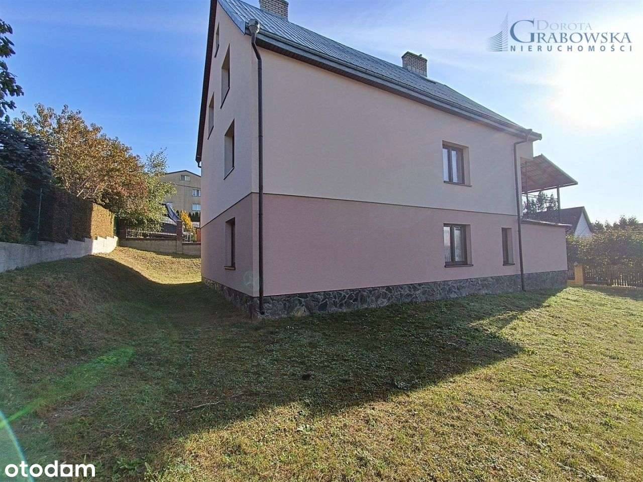 Wolnostojący dom w ładnym otoczeniu.-3