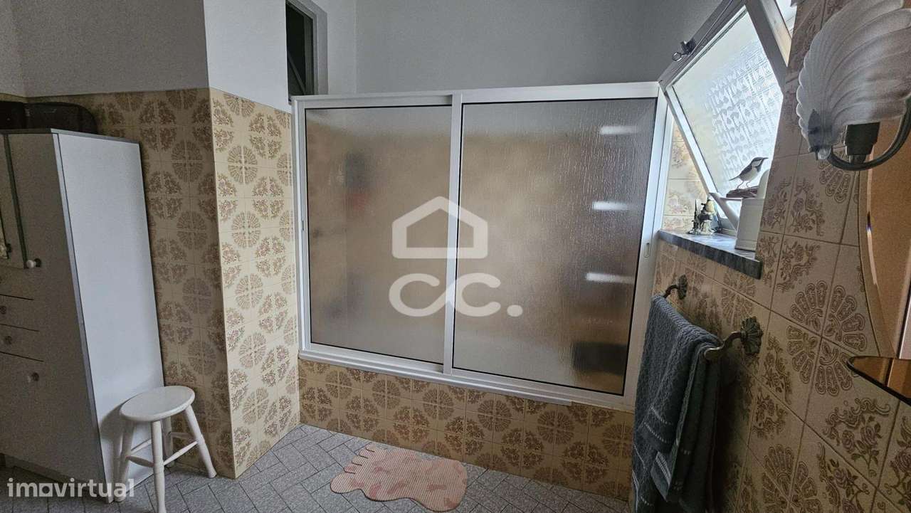 Moradia V4 com 174 M2, aproveitamento de sótão, garagem para 2 viatura-51