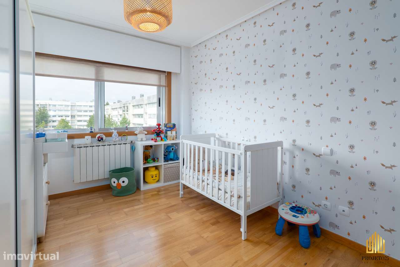 T2 Com Varanda Panorâmica em Urbanização Requintada, ao Aeroporto.-24