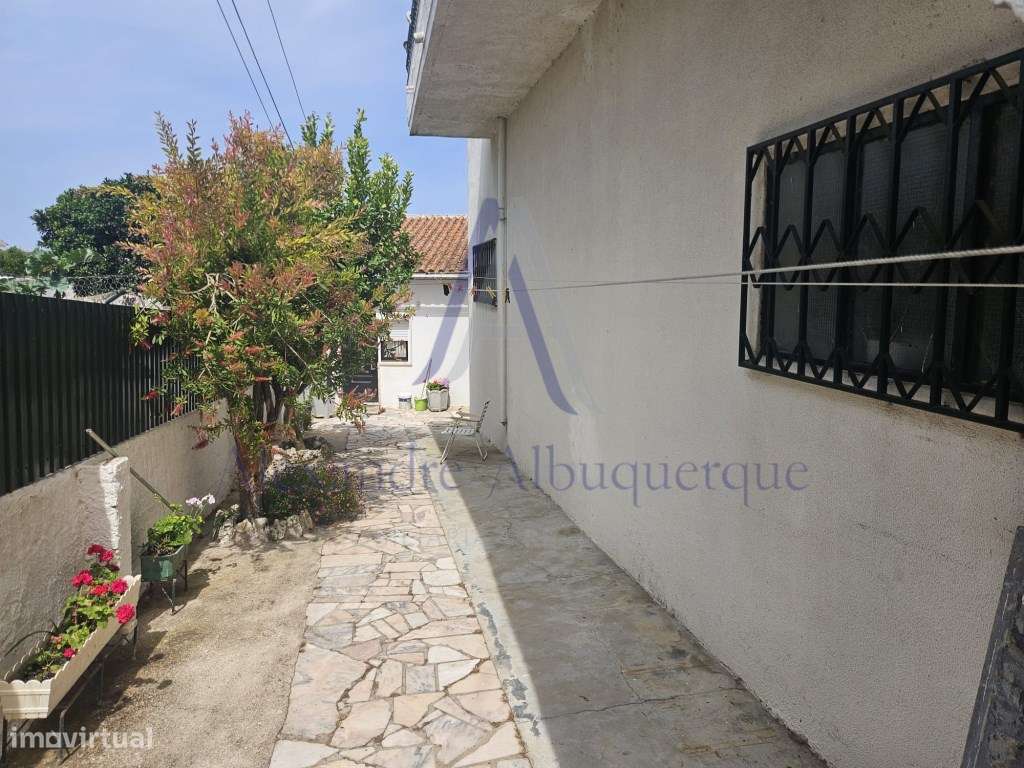 Moradia com anexo e espaço comercial.-38