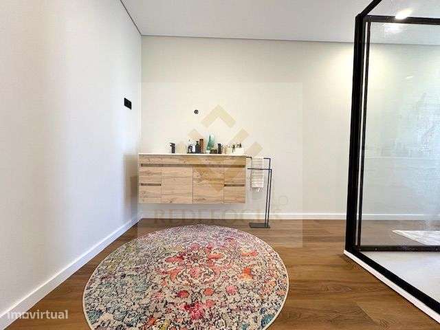 Moradia T4 de Luxo com Piscina e Jardim em Esmoriz-32