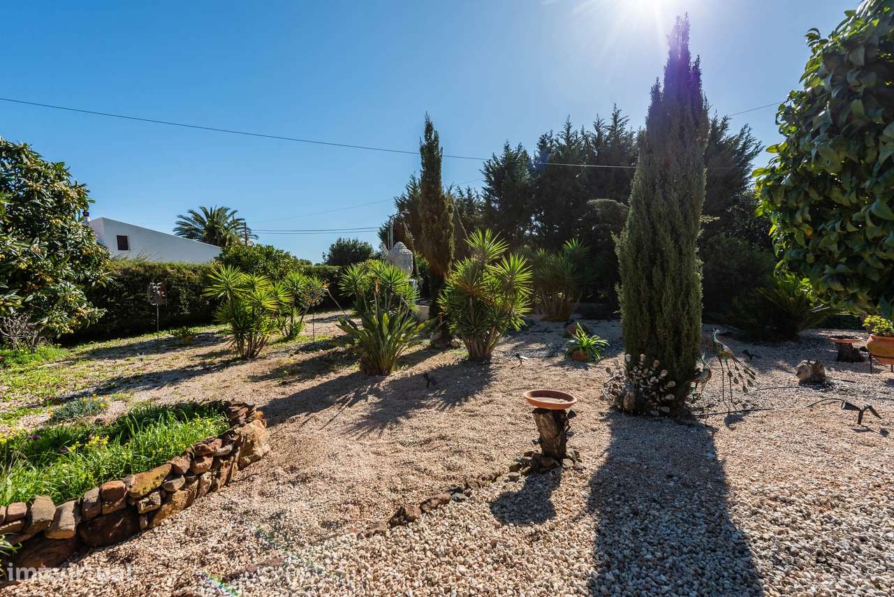 Casa tradicional reformada com grande jardim em Budens-15