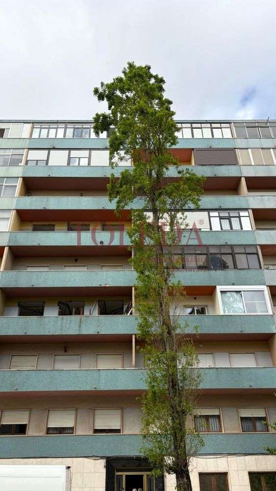 Apartamento T3 Remodelado em Benfica com terraço-35