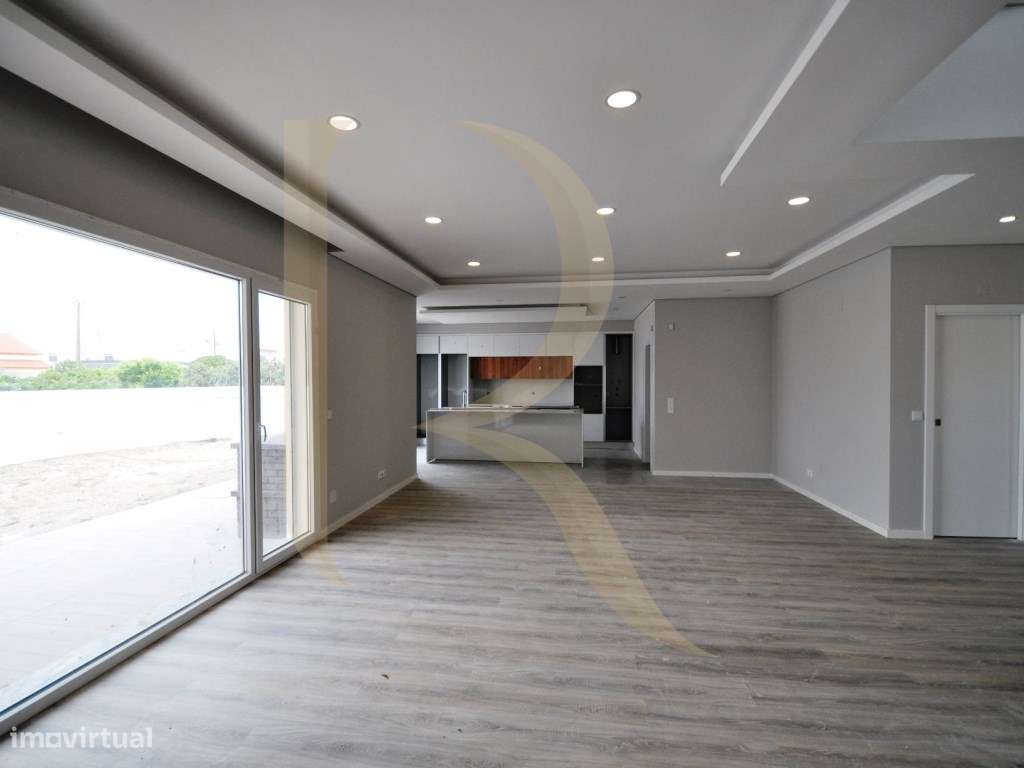 Moradia isolada nova T4+1 com piscina e garagem em Brejos de Azeitão-8