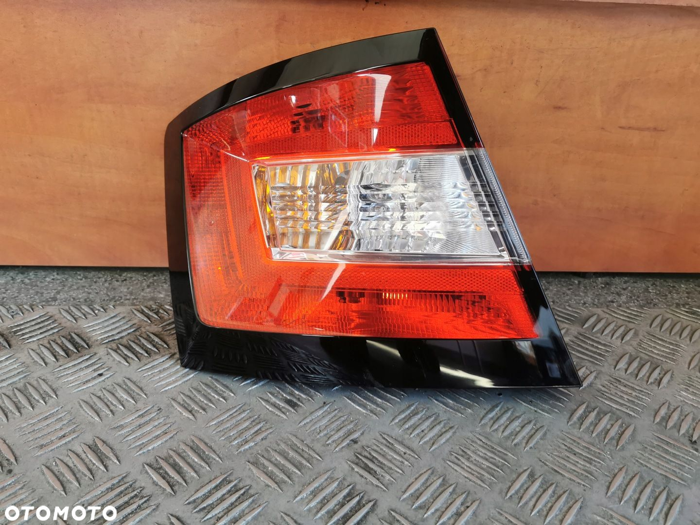 LAMPA LEWY TYŁ 6V6945095 SKODA FABIA III HB - 4