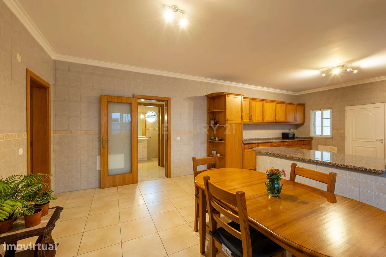 Espaço, conforto e qualidade — Moradia T4 no Vale da Rosa-3