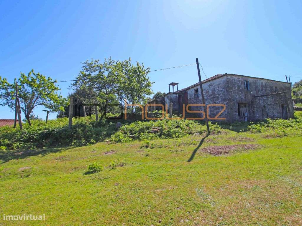Quinta de 5.6 ha - Varias edificações, ribeiro e vista Douro-6