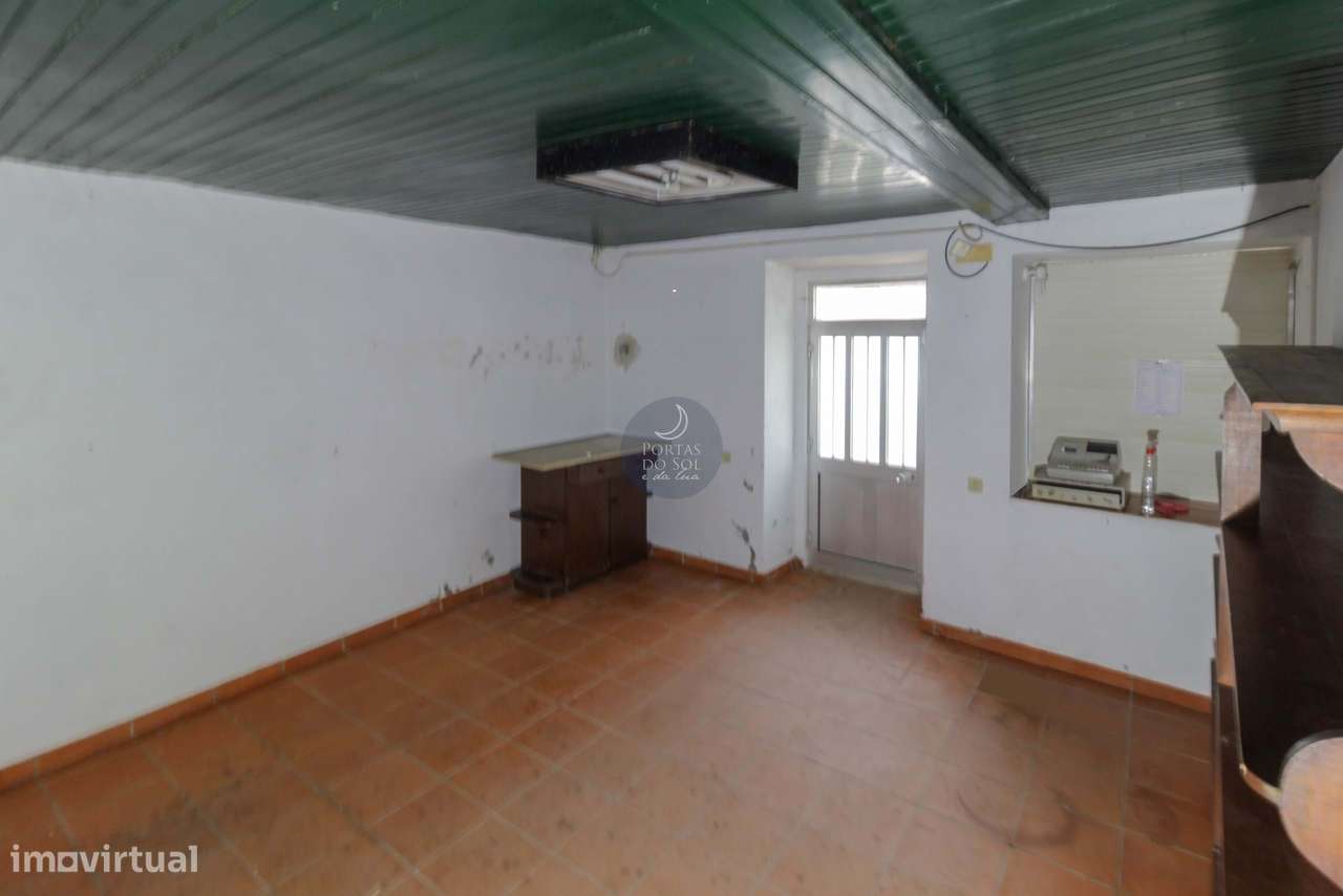 Moradia c/ Habitação, Comércio e Terraço na Aldeia - Grande imagem: 4/10