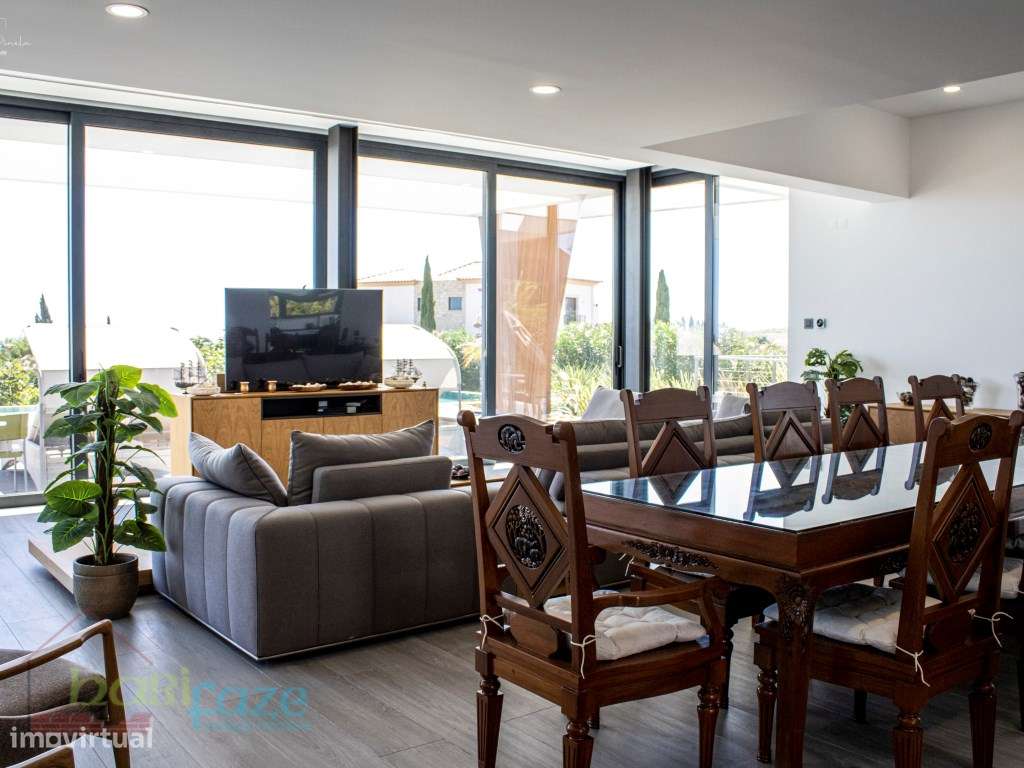 Vende-se Moradia de Luxo T5 com piscinas e Vista Mar-1