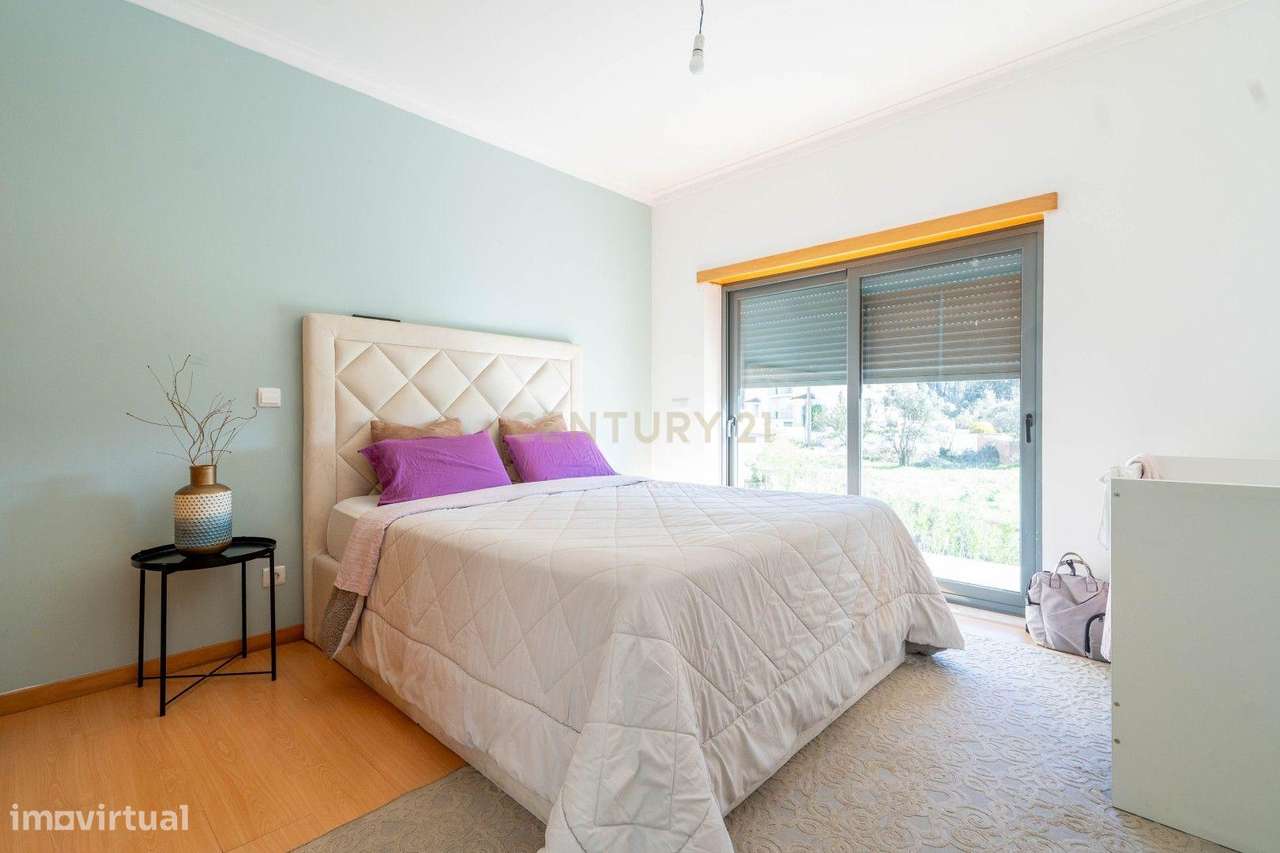 Moradia térrea T3+1 com linhas modernas,varandas,churrasco,jardim,gara-39