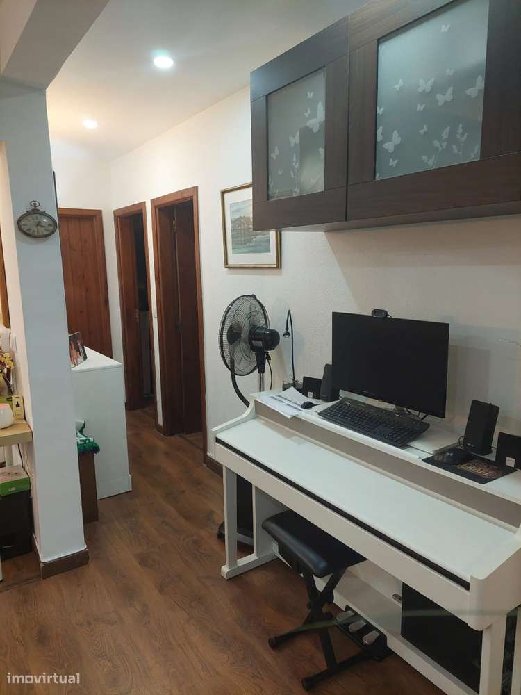 Andar de moradia rés-do-chão com excelente espaço exterior.-5