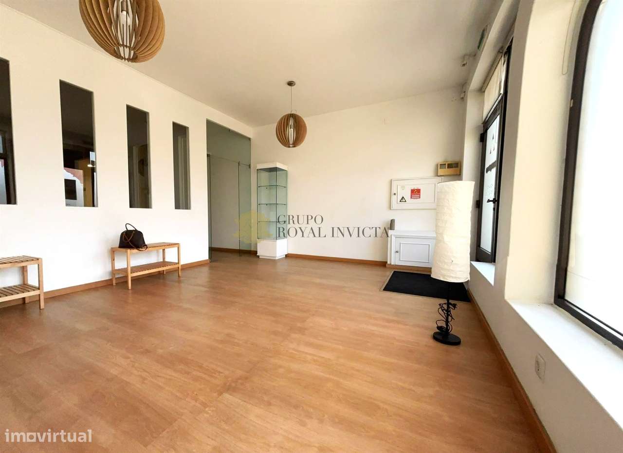 Loja com Potencial de Transformação em Habitação | Baguim do Monte – V - Grande imagem: 3/15