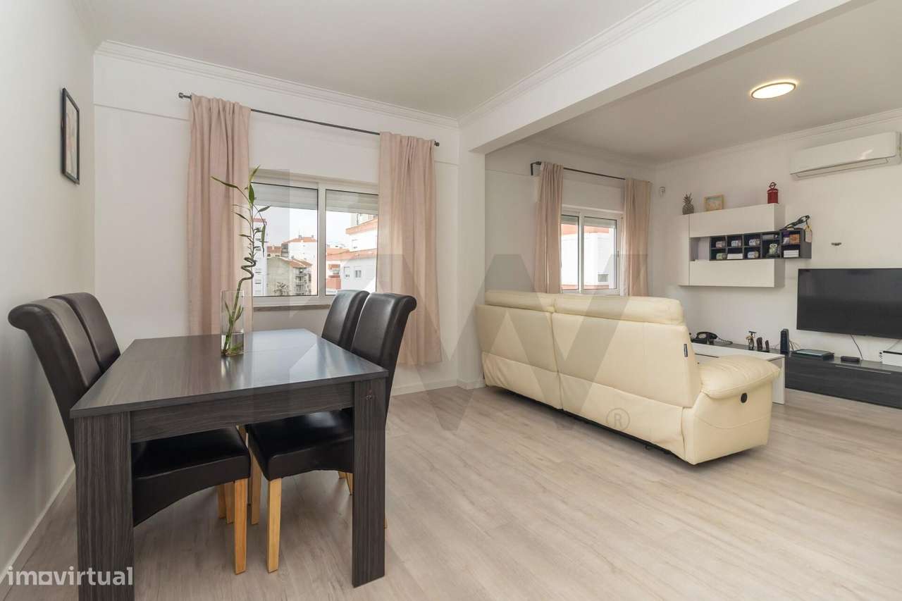 Apartamento T4 Duplex na Amora-8