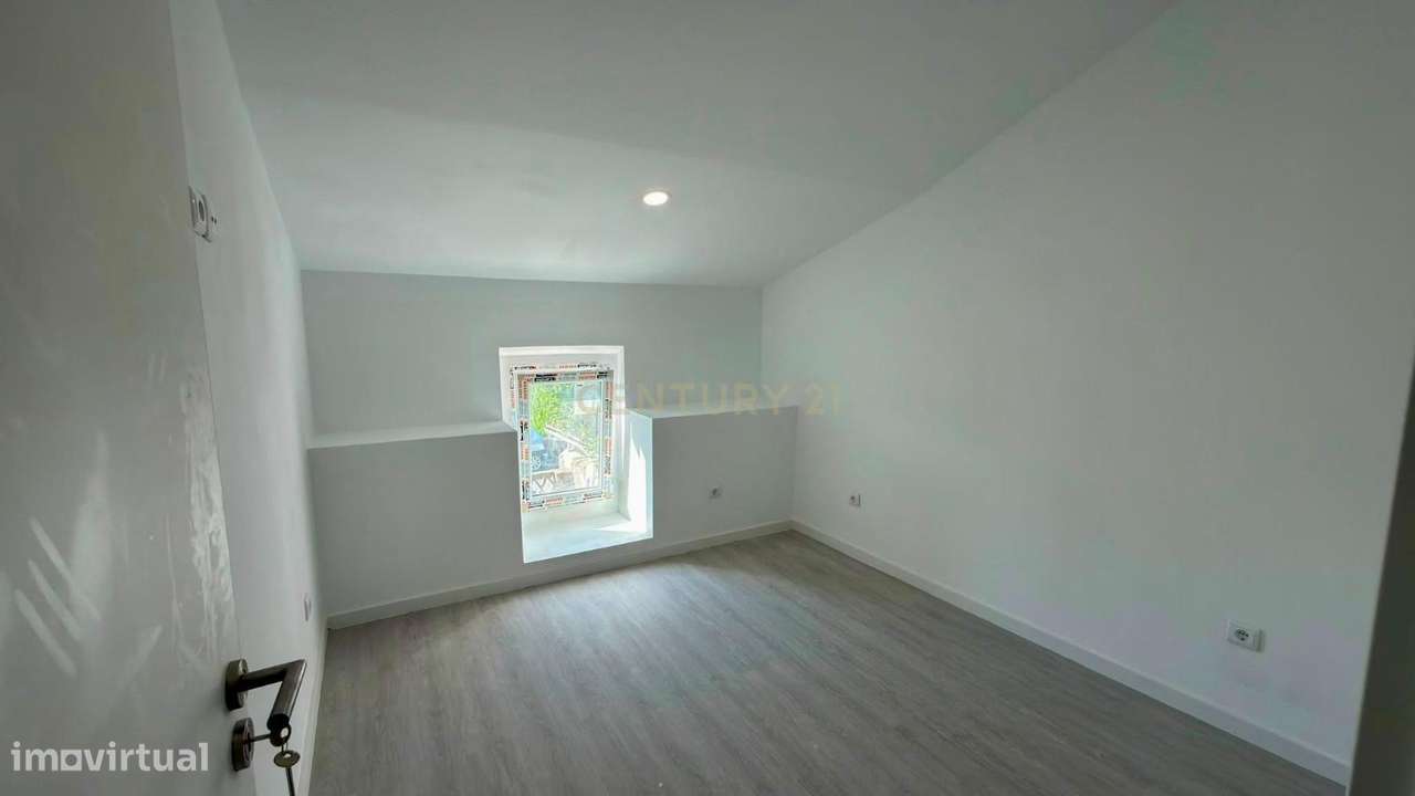 Moradia T2+1 Totalmente Renovada em Montemor-o-Velho-8