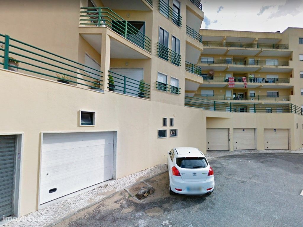 Garagem com 275 m2 em Queluz