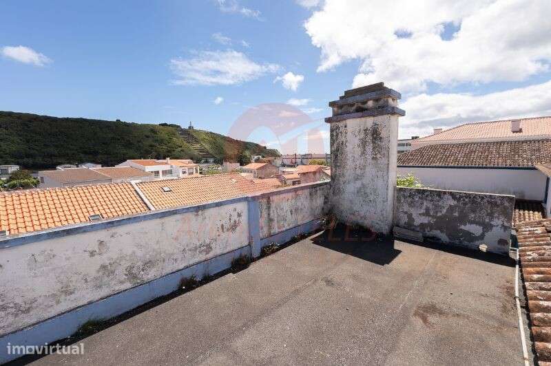 Moradia T3 com Quintal e Vista Panorâmica – A escassos passos da Baía-26