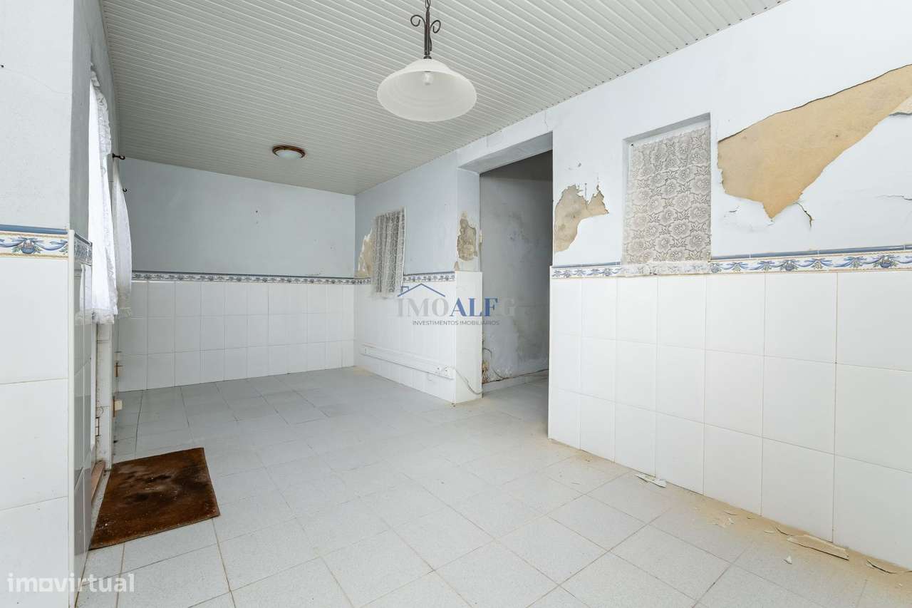 Moradia T3 térrea com quintal Centro Montijo-5