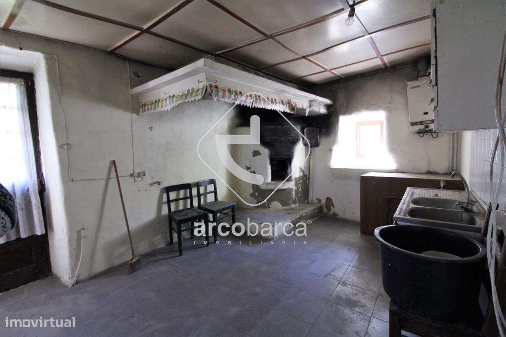 Moradia em pedra para remodelar, com terreno,  à entrada da Vila de Pa-7