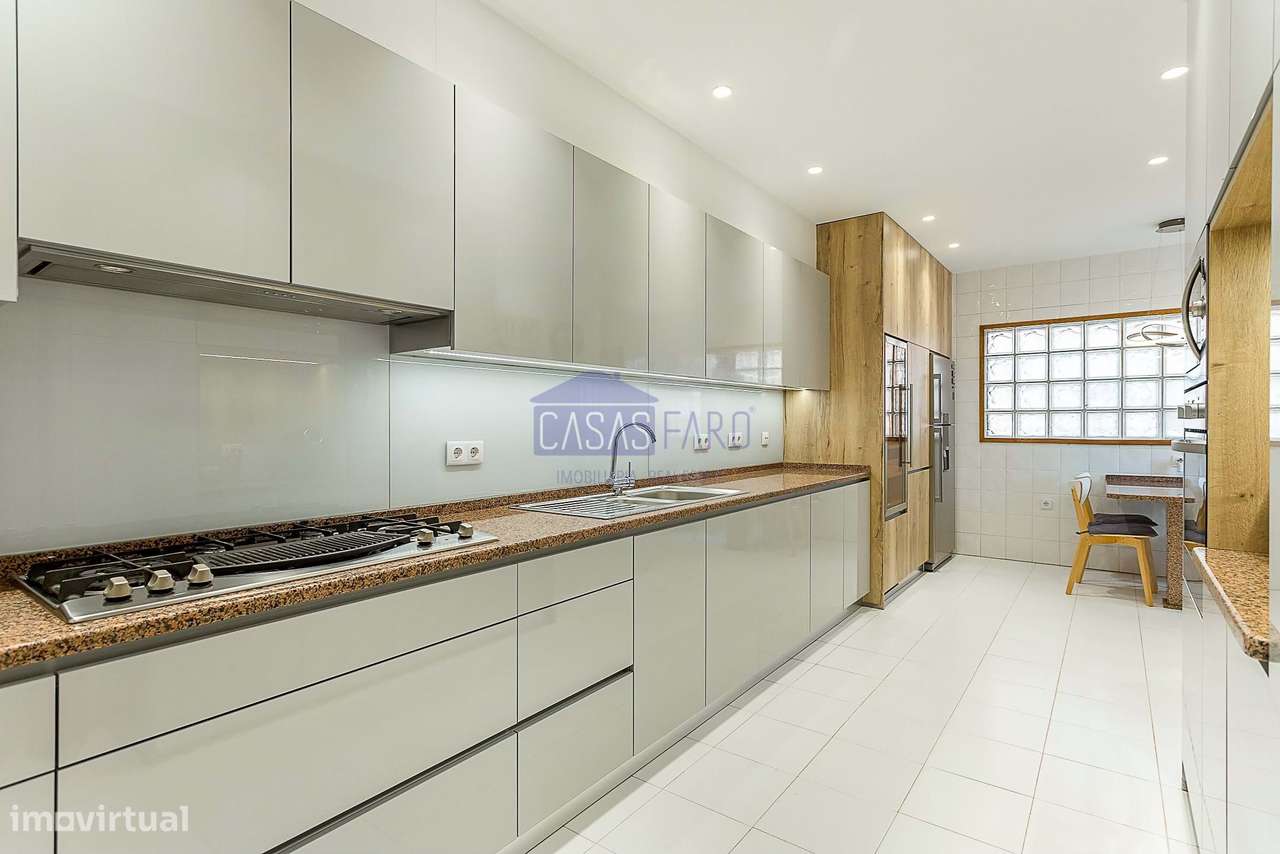 Imponente Moradia V3 de 3 pisos na zona da Avenida 5 de Outubro em Far-9