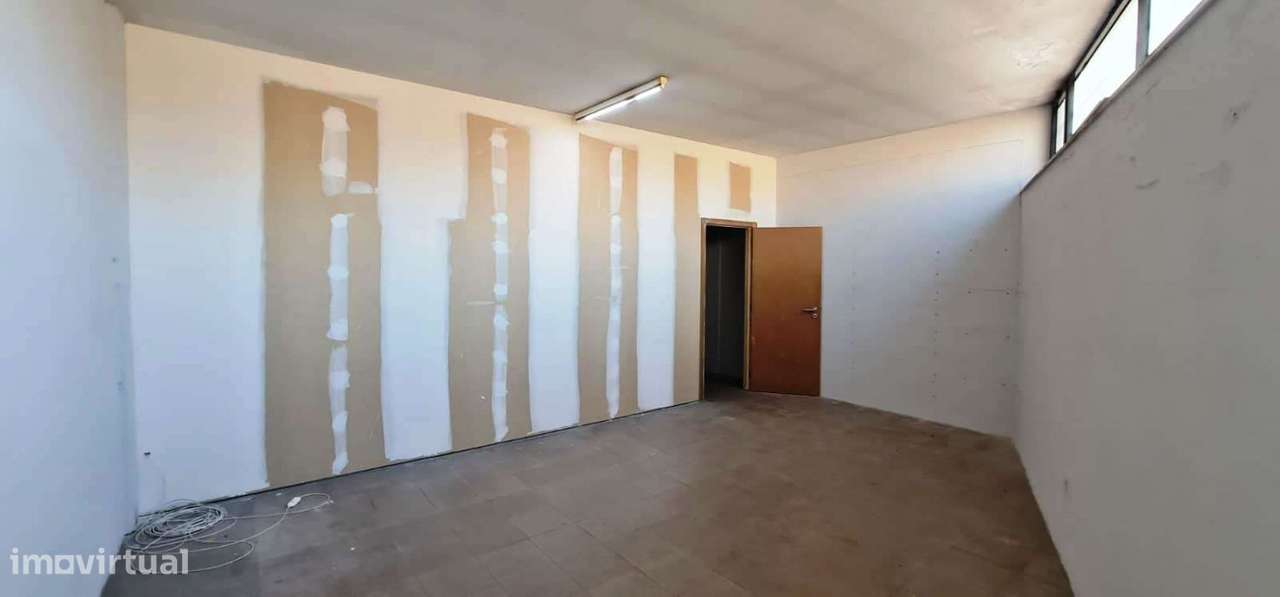 Armazém com 280 m² em Lomar, em plena cidade de Braga, próximo à P - Grande imagem: 5/23
