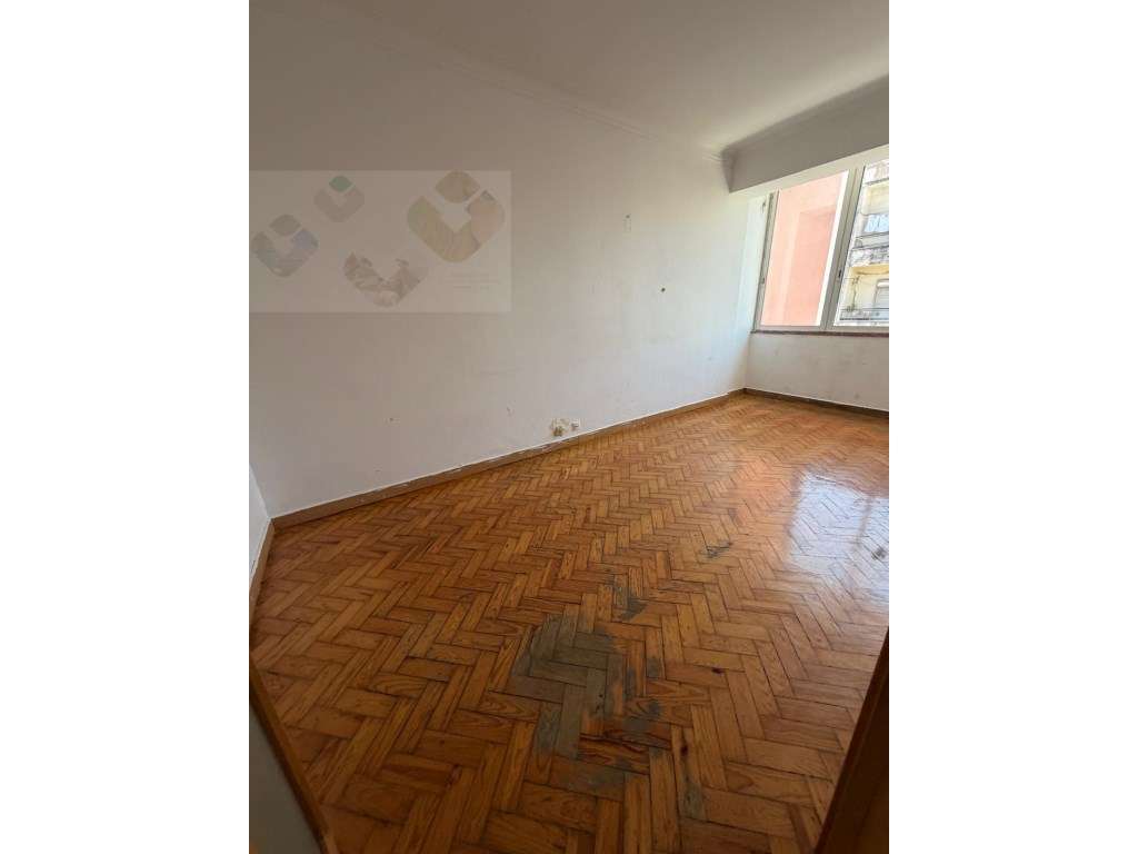 Apartamento com Excelente Potencial de Valorização na Amadora-9
