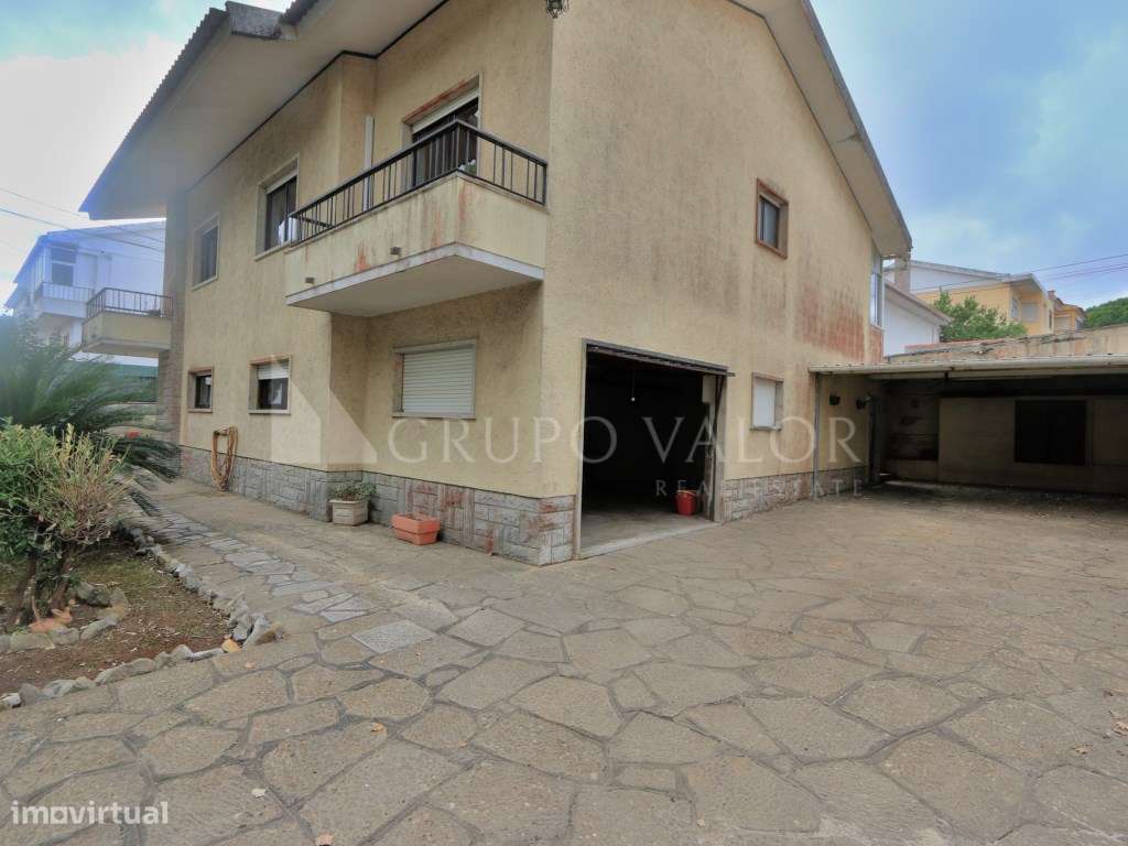 Moradia Isolada T4+2 com Garagem em Mem Martins-50