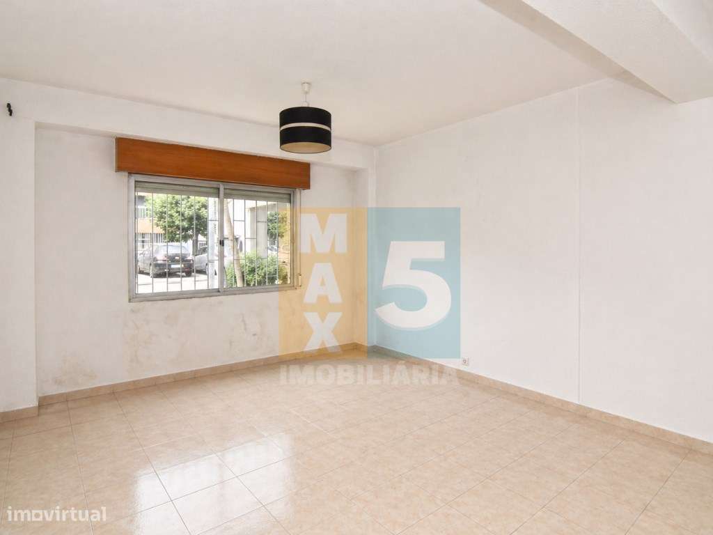 T1 com boa luz natural para remodelação total - Vale da Amoreira-19