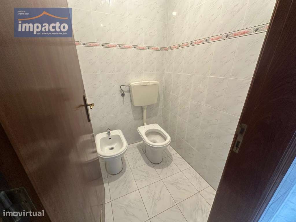 LOJA Sobral Monte Agraço, 55 m2 e arrumos 38 m2, Montra, inst sanit... - Grande imagem: 5/12