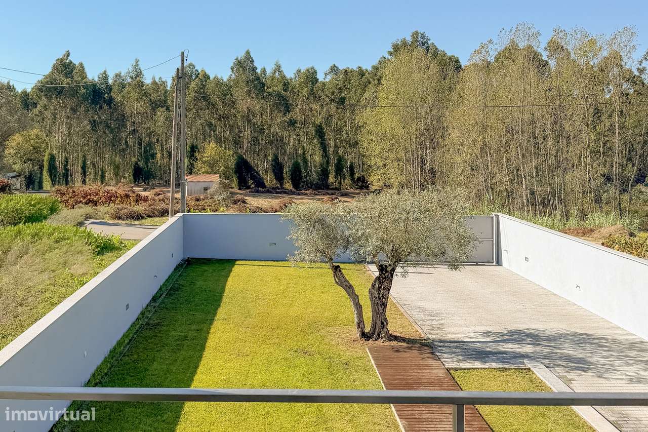 Moradia T4 com Piscina e Terreno em Oiã-9