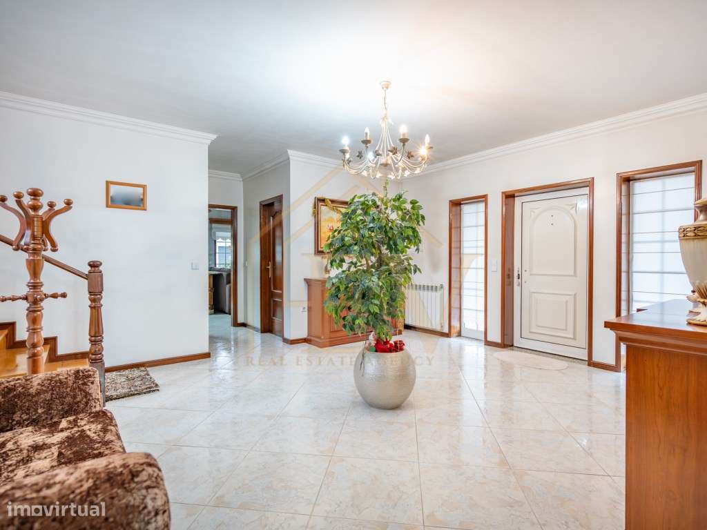 Moradia T4 em Aldão-19