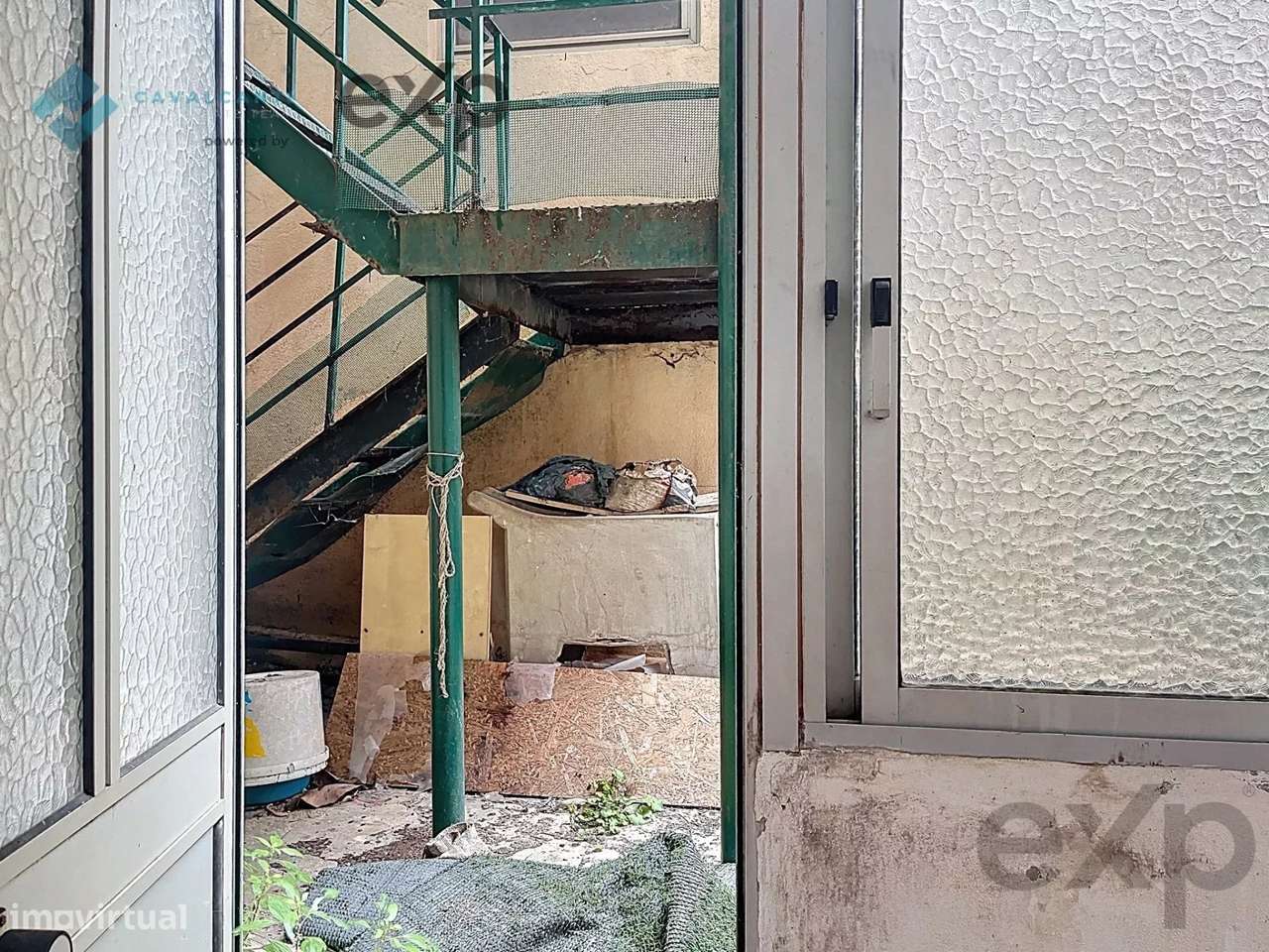 T3 com charme e logradouro Para Remodelar – Lisboa-43