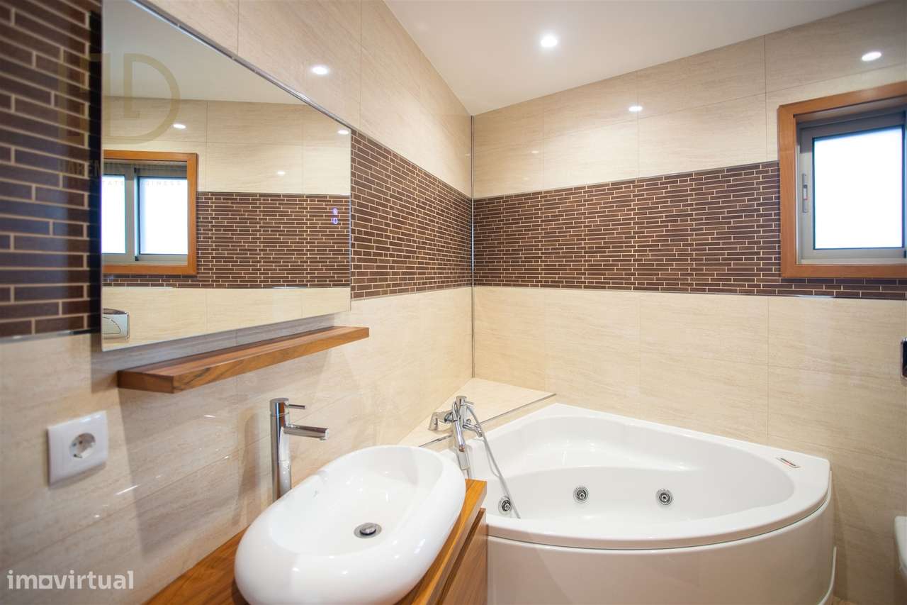 Moradia T3+1 de Luxo com 405m2 a 200 Metros da Praia em Canidelo.-30