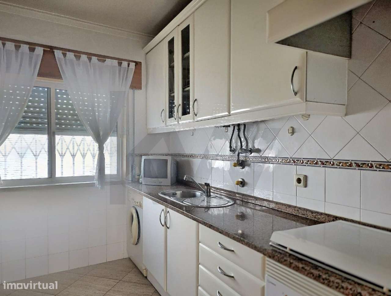 Apartamento T2 com Terraço de 50 m2 e Box Fechada – O Seu Novo Refúgio-9