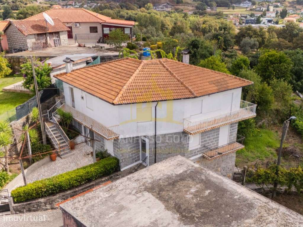 Moradia T6 em Lanhoso - Espaço, Conforto e Versatilidade-31