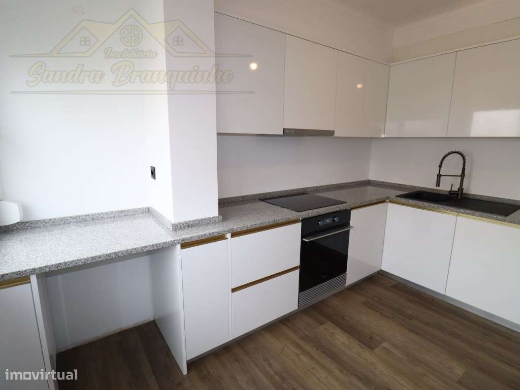 Apartamento T2 RENOVADO em Santa Cruz-34