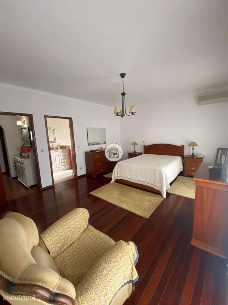 Moradia Geminada  de um dos lados do outro tem entarada e jardim em to-40