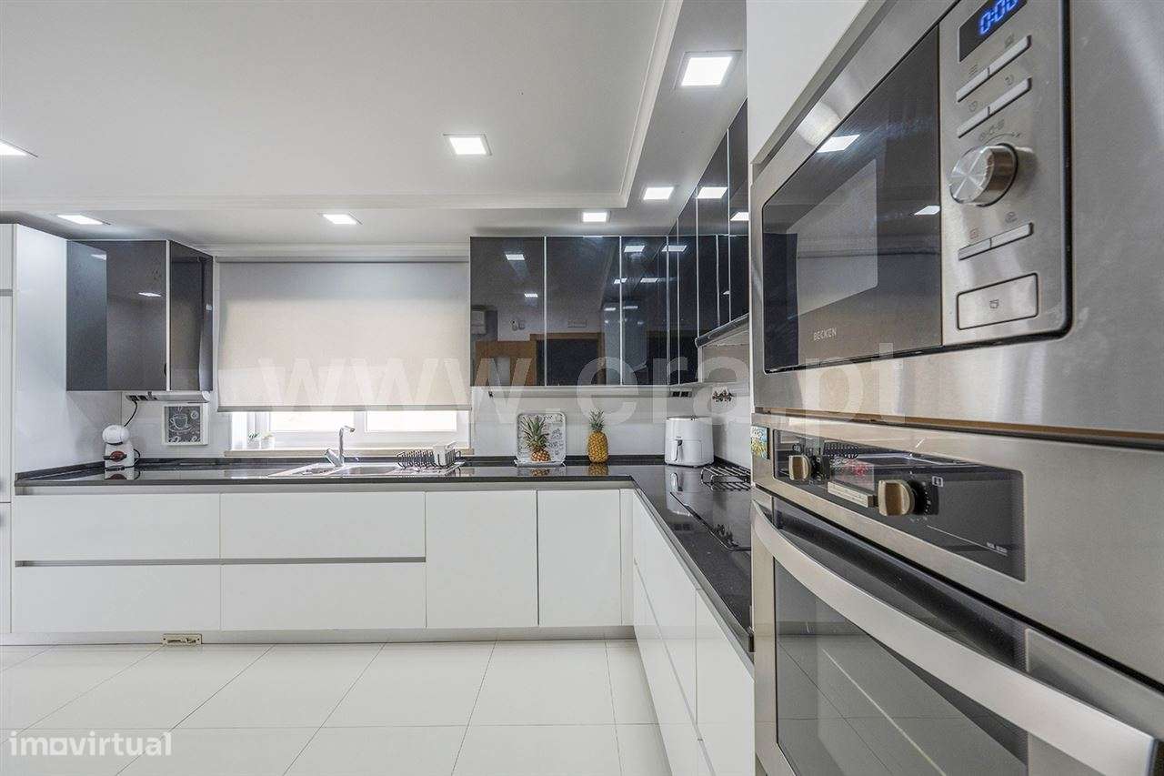 Moradia isolada de gaveto T4; Quinta de Valadares-7