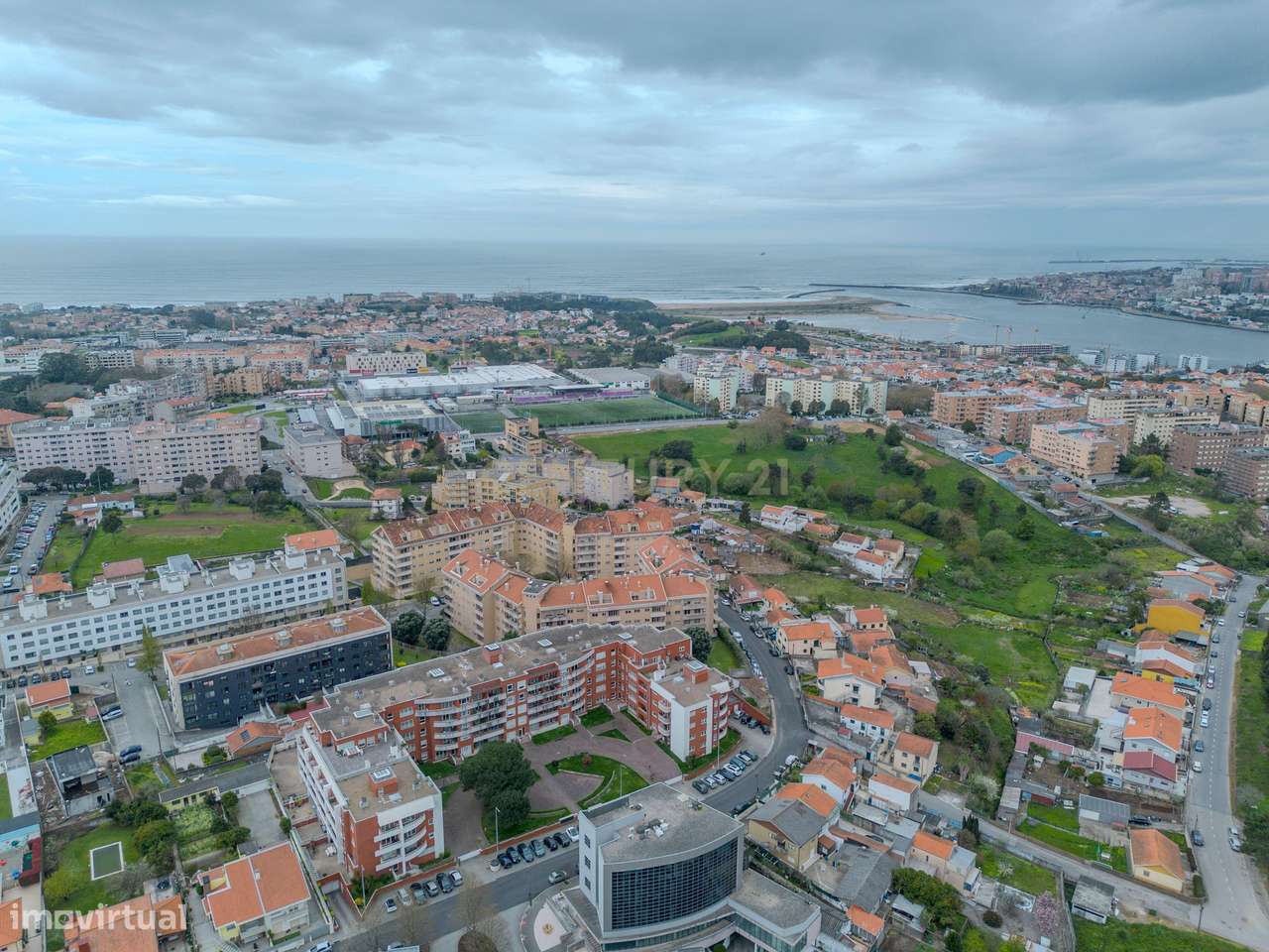 Luminoso T3+1 com Escritório e Varandas – Canidelo, Gaia-39