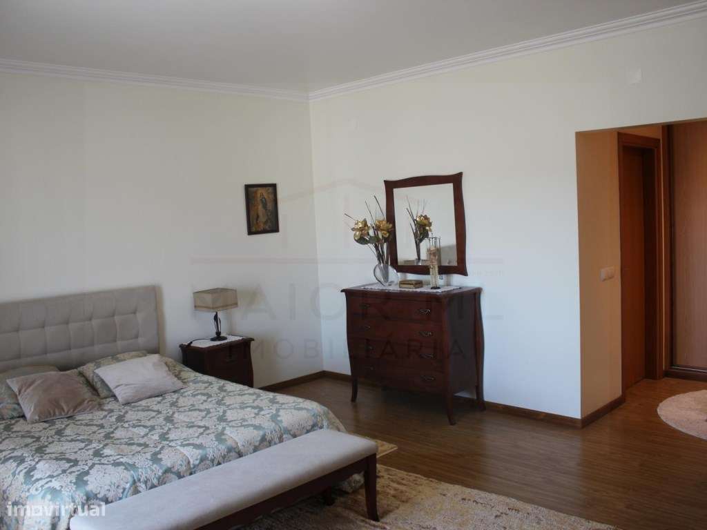 Moradia T5 com grandes áreas em zona muito tranquila de Rio Maior-47