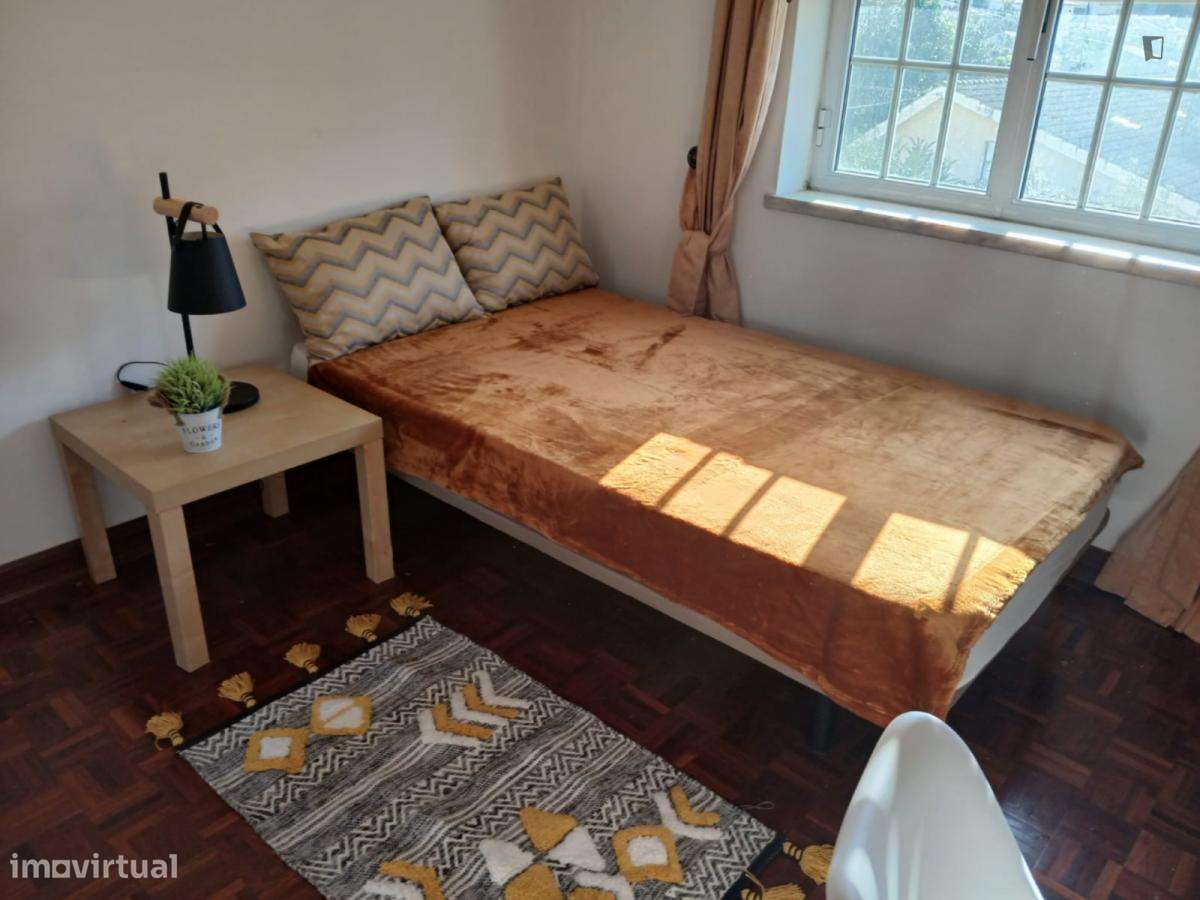 Quarto - localizado em Casal do Bispo Coimbra - Grande imagem: 2/10