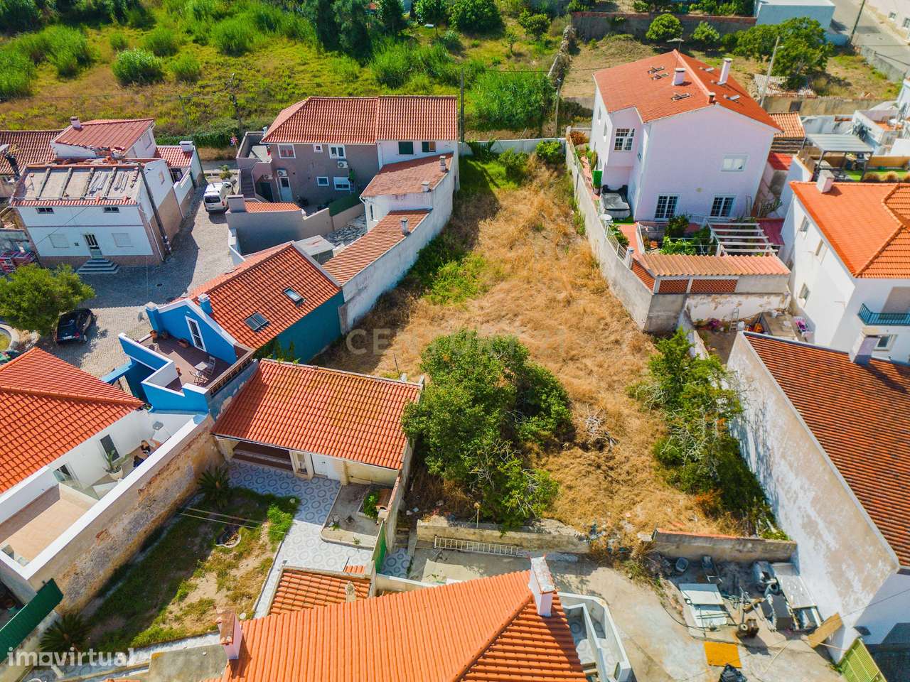 Propriedade composta por prédio, moradia e terreno em Salir do Porto-59