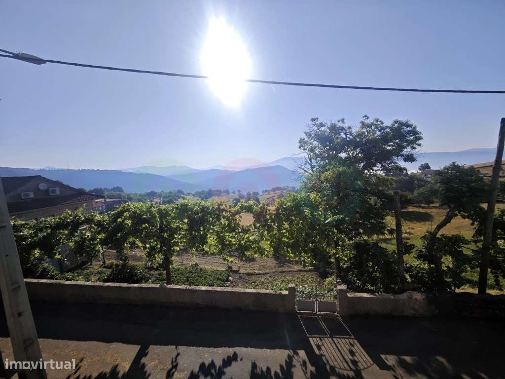 Moradia T3 com terreno em Vilar de Cunhas-7