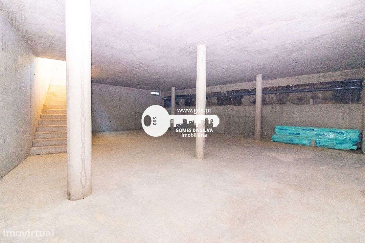 Pavilhão/ Armazém novo com 365m2 próximo da entrada da AE-17