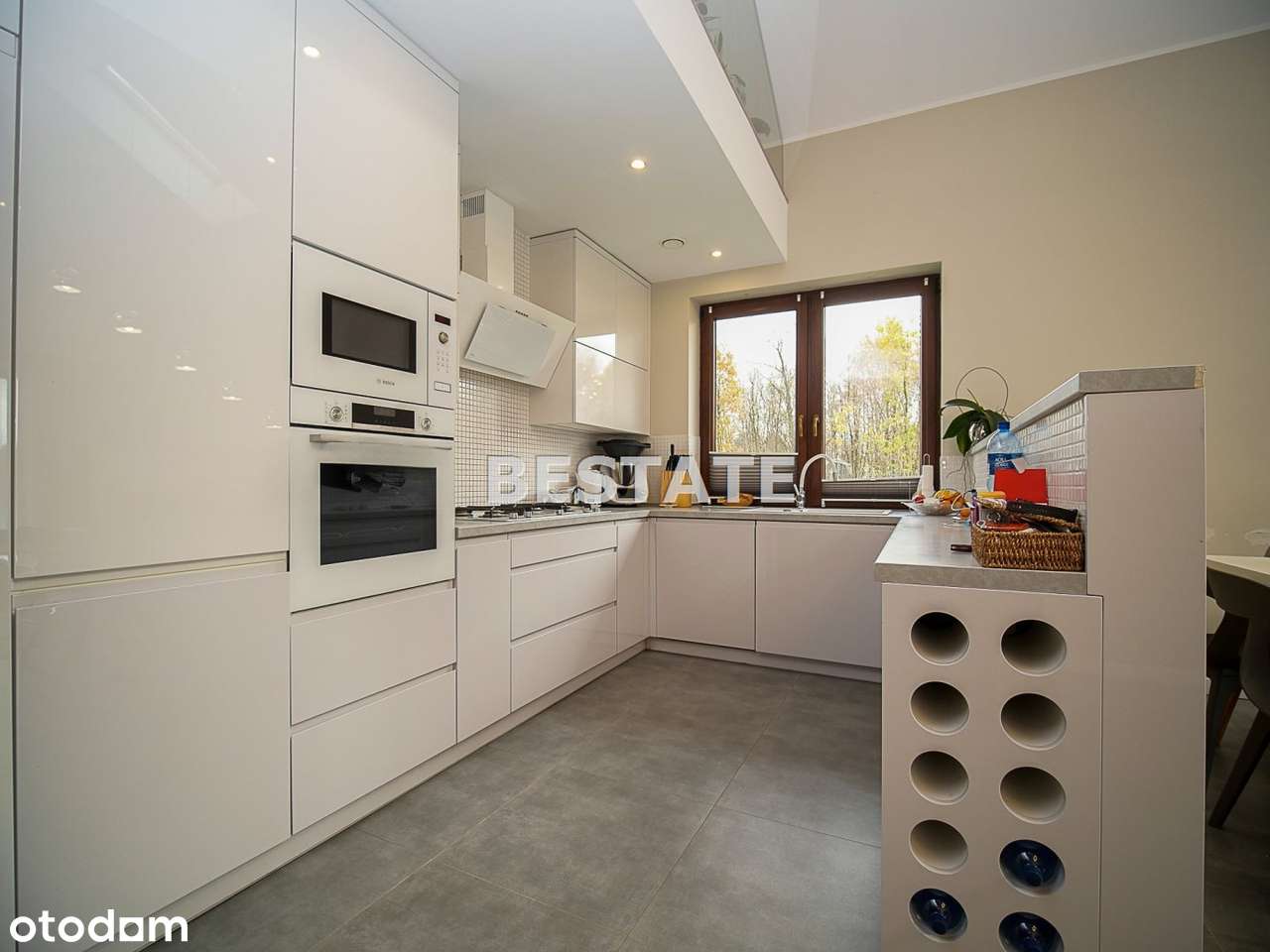 Komfortowy dom z basenem i budynkiem gospodarczym-17