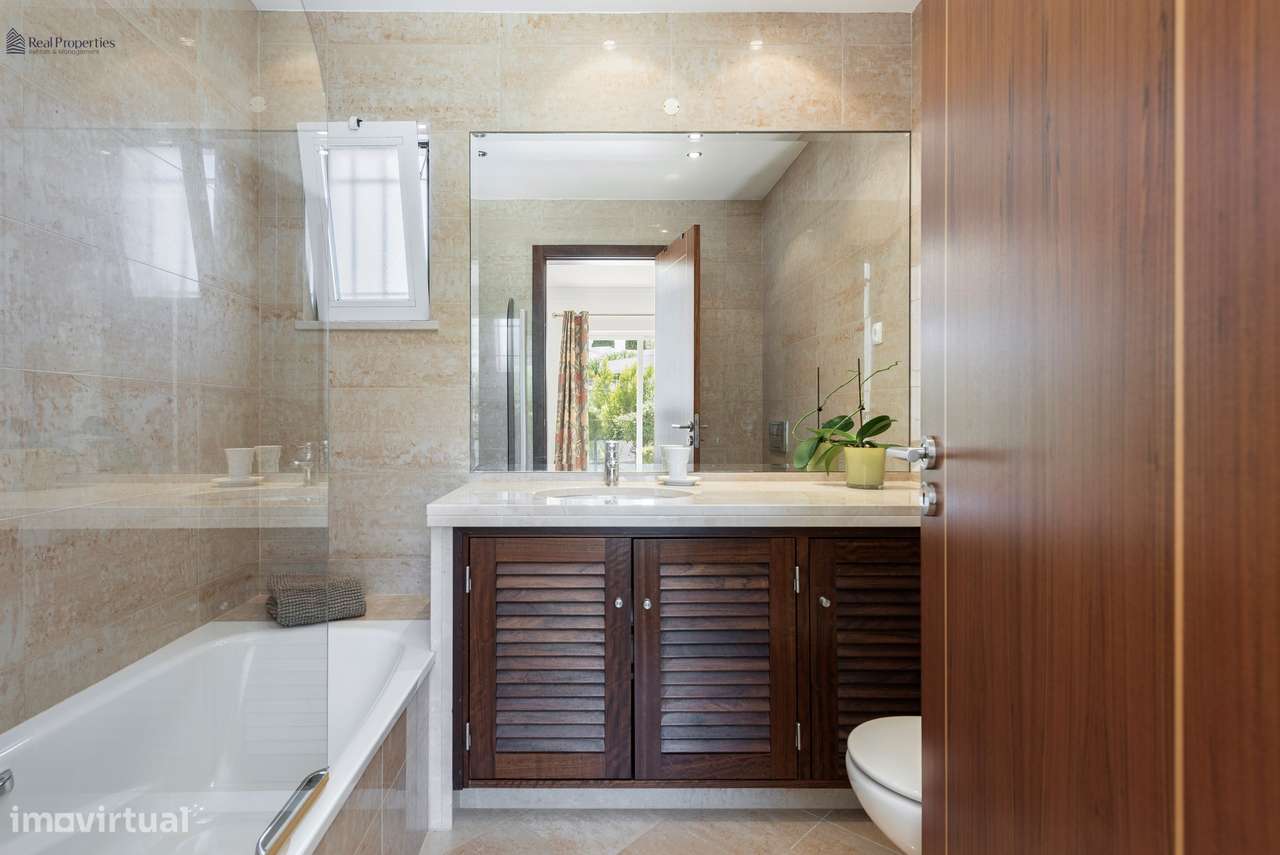 Moradia Térrea T4 Isolada em Albufeira – Um Refúgio de Luz, Conforto e-24